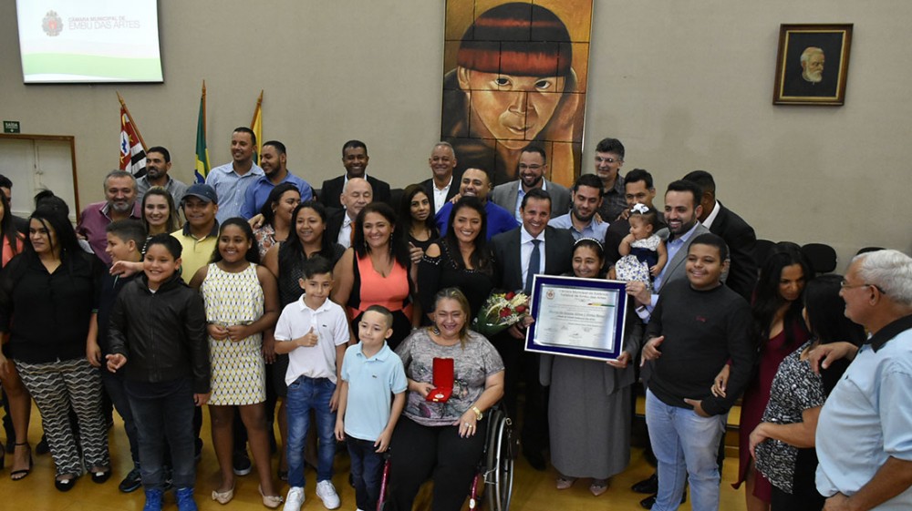 M?e do prefeito municipal, Maria de Souza (Dona Nena) recebeu do vereador Gerson Oleg?rio um t?tulo de Cidad?o Embuense em homenagem, marcando o m?s das mulheres